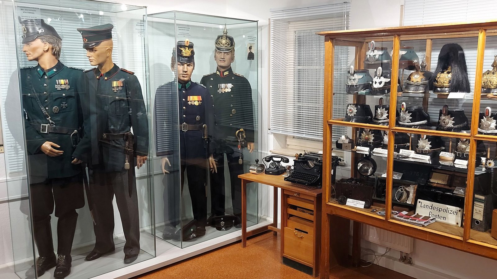 Das Polizeimuseum in Dettenhausen beherbergt alles rund um das Thema Polizei - von Uniformen über Abzeichen bis hin zu Pickelhauben.Foto: privat Das Polizeimuseum in Dettenhausen beherbergt alles rund um das Thema Polizei - von Uniformen über Abzeichen bis hin zu Pickelhauben.Foto: privat