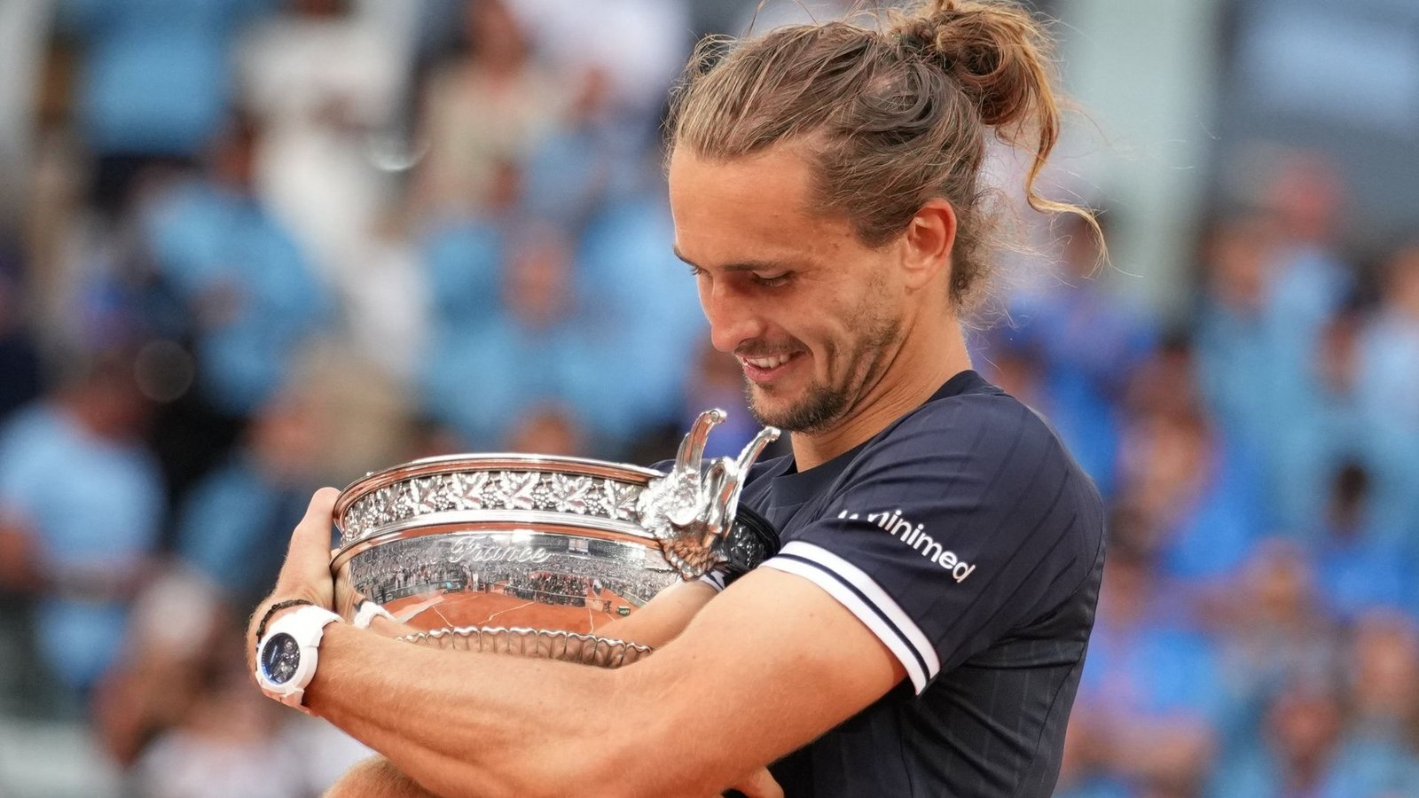 Alexander Zverev gewann in Paris seinen ersten Grand-Slam-Titel - und möchte in Wimbledon gleich nachlegen. (Archivbild)Foto: Christophe Ena/AP/dpa Alexander Zverev gewann in Paris seinen ersten Grand-Slam-Titel - und möchte in Wimbledon gleich nachlegen. (Archivbild)Foto: Christophe Ena/AP/dpa