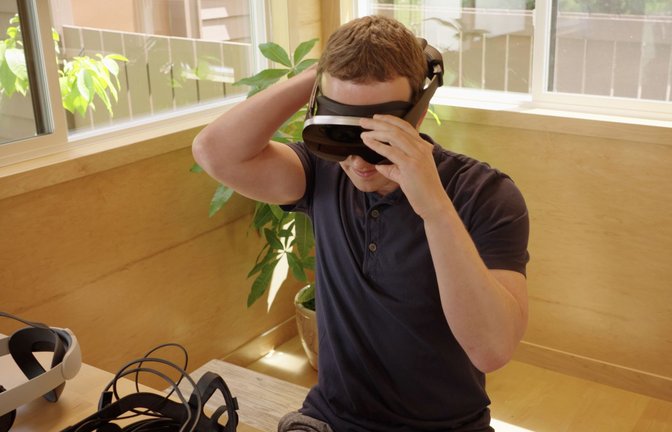 Mark Zuckerberg, CEO von Meta, testet einen Prototyp der neuen VR-Brille „Holocake 2“.<span class='image-autor'>Foto: dpa</span>