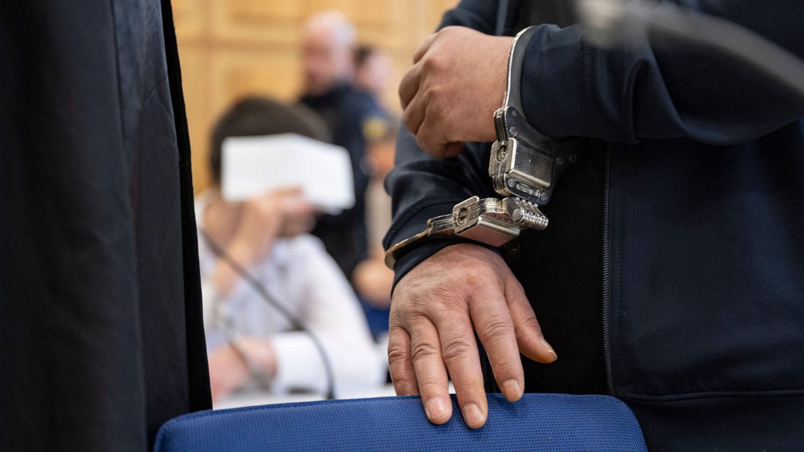 Ein Angeklagter im Prozess um organisierte Führerscheinkriminalität.Foto: Marijan Murat/dpa/Marijan Murat Ein Angeklagter im Prozess um organisierte Führerscheinkriminalität.Foto: Marijan Murat/dpa/Marijan Murat