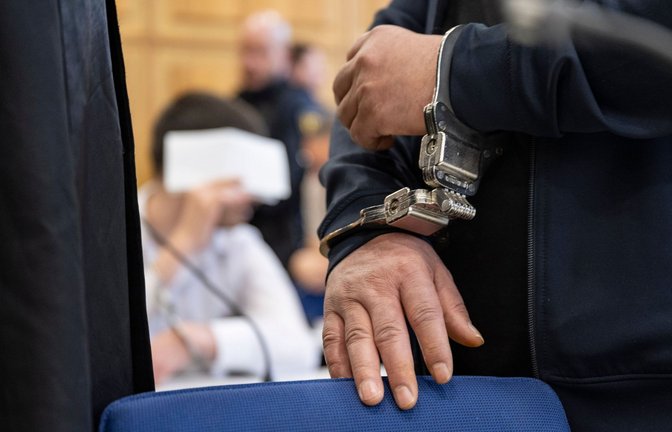 Ein Angeklagter im Prozess um organisierte Führerscheinkriminalität.<span class='image-autor'>Foto: Marijan Murat/dpa/Marijan Murat</span>