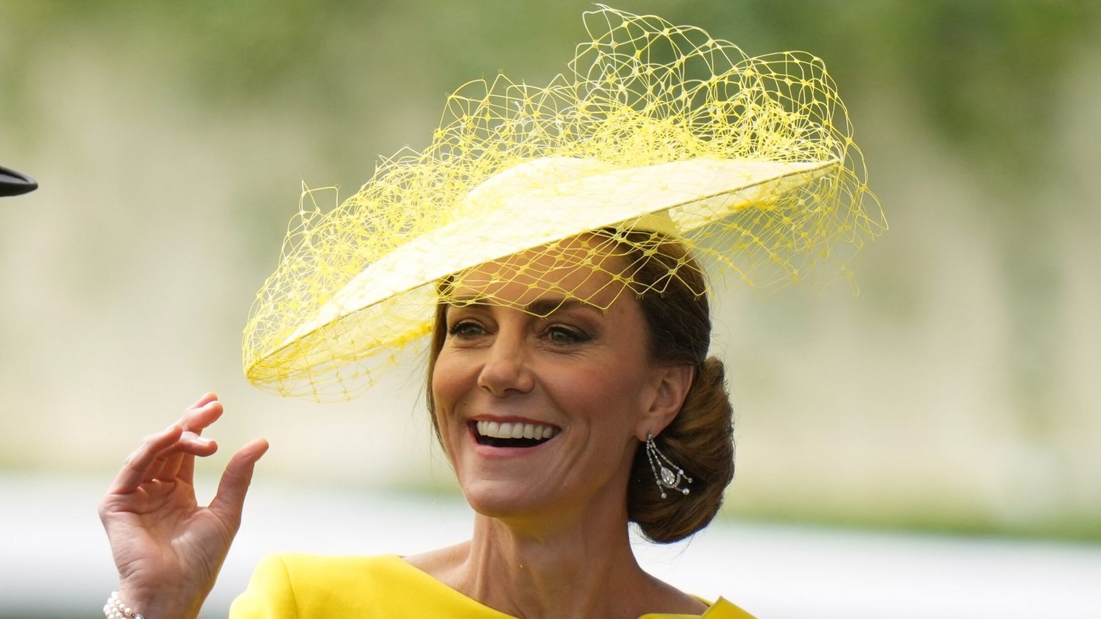 Am zweiten Tag von Royal Ascot trägt Prinzessein Catherine einen leuchtend gelben Ton-in-Ton-Look: ein schräg sitzender Tellerhut mit feinem Netzschleier zum gelben Kleid mit dekorativer Schleife an der Schulter.Foto: picture alliance/dpa/AP | Alastair Grant