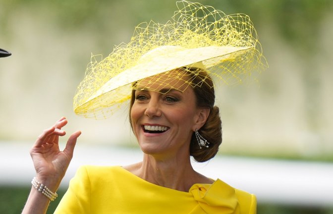 Kate, die Prinzessin von Wales, trägt einen gelben Hut am zweiten Tag des Royal Ascot auf der Pferderennbahn von Ascot in Berkshire.<span class='image-autor'>Foto: picture alliance/dpa/AP | Alastair Grant</span>