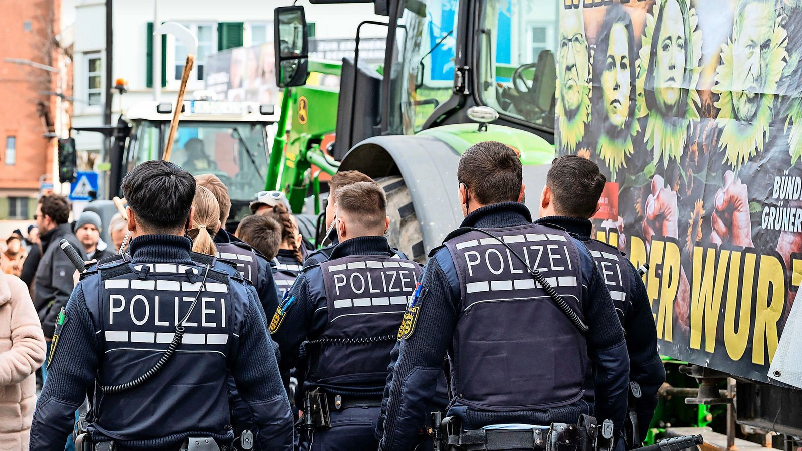 Schutzausrüstung? Fehlanzeige.  Obwohl teilweise Gegenstände flogen, hatten die Polizisten in Biberach keine Helme auf.Foto: dpa/Silas Stein