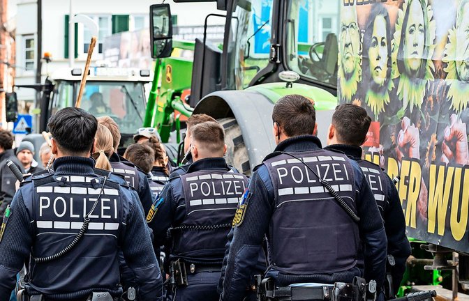 Schutzausrüstung? Fehlanzeige.  Obwohl teilweise Gegenstände flogen, hatten die Polizisten in Biberach keine Helme auf.<span class='image-autor'>Foto: dpa/Silas Stein</span>