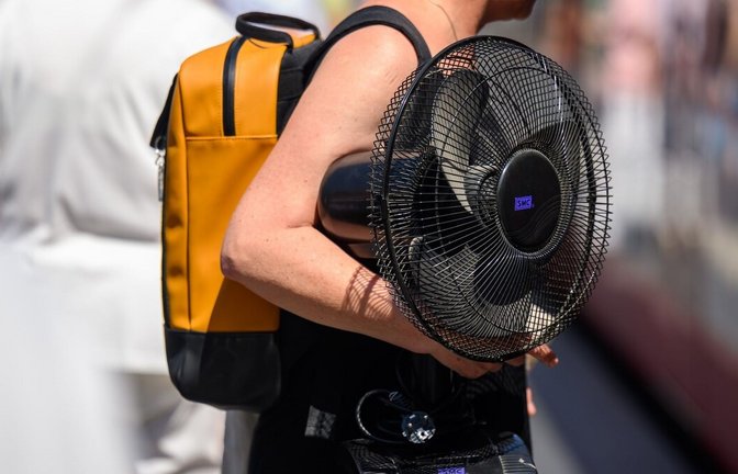 Ventilatoren helfen zwar bei hohen Außentemperaturen. Doch angesichts extremer werdender Hitzewellen braucht es weit mehr.<span class='image-autor'>Foto: Hendrik Schmidt/dpa</span>