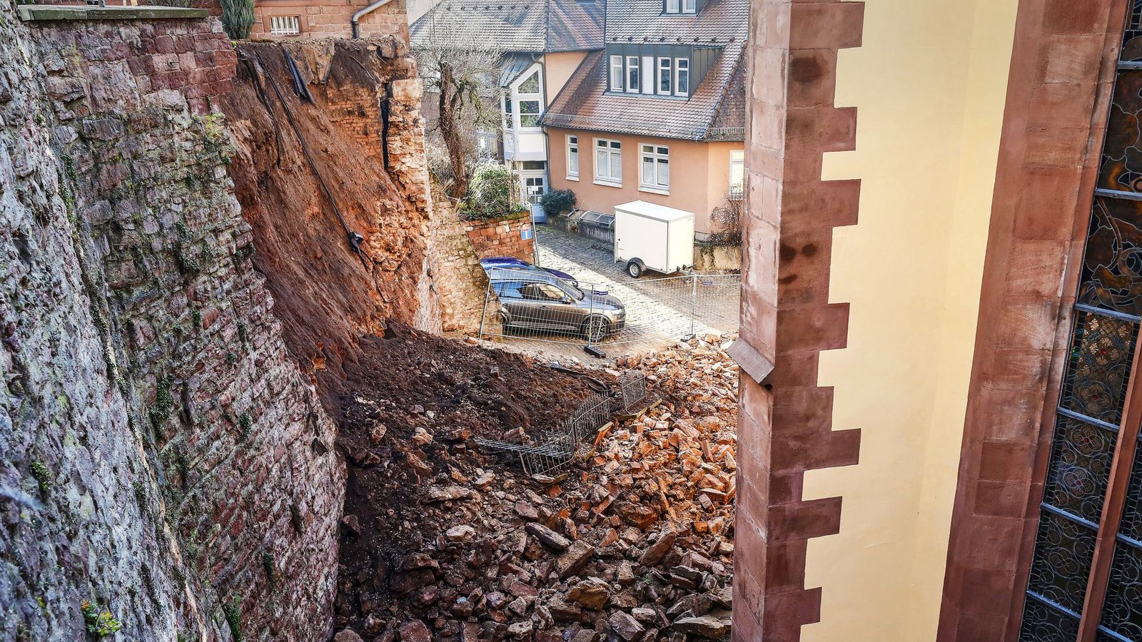 Nur durch Glück ist niemand bei dem Sturz der Mauer verletzt worden.Foto: dpa/Christoph Schmidt