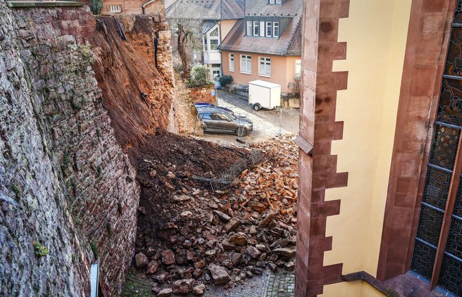 Nur durch Glück ist niemand bei dem Sturz der Mauer verletzt worden.<span class='image-autor'>Foto: dpa/Christoph Schmidt</span>