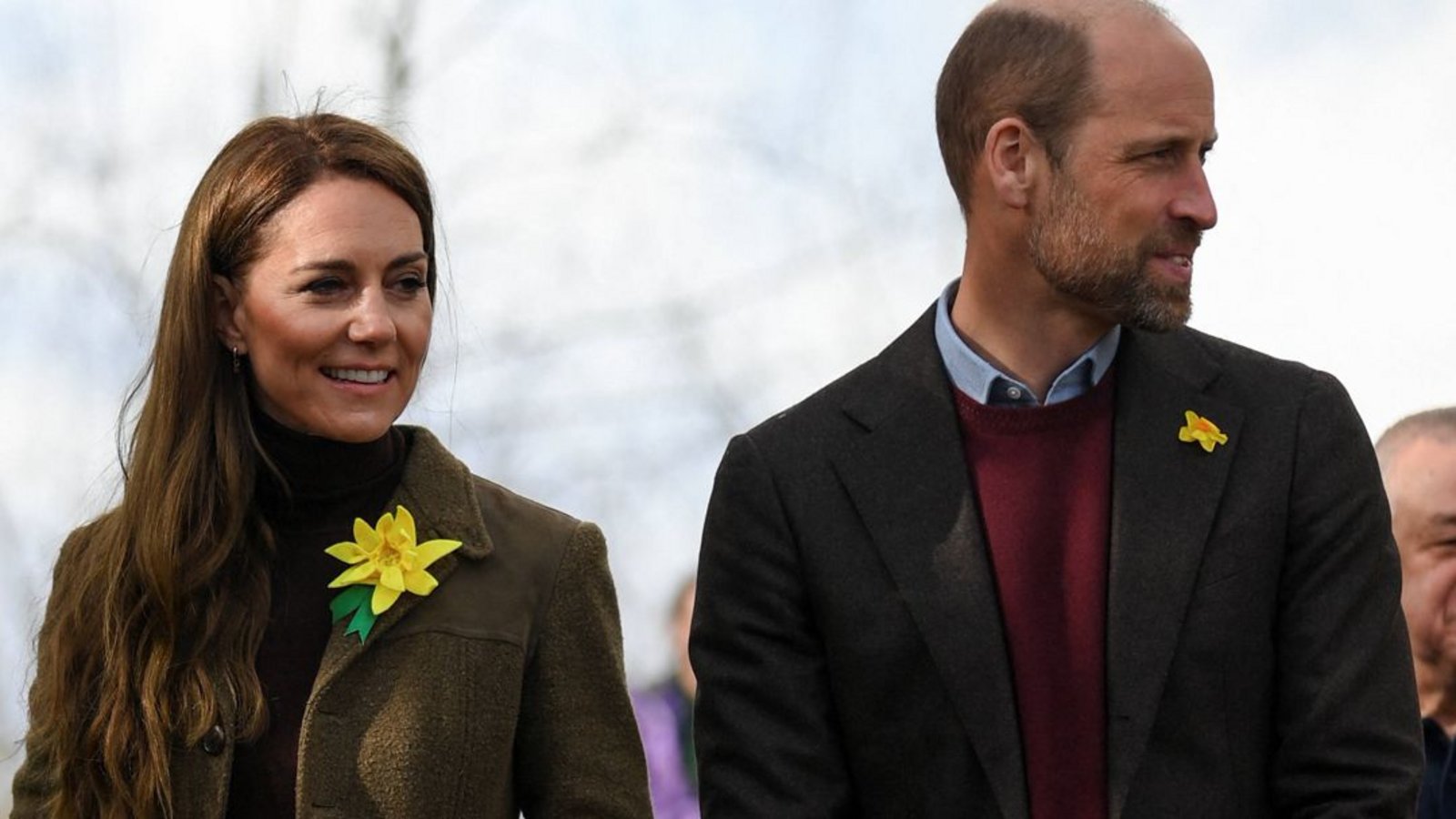 Februar: Die Wales’ in Wales – und Prinzessin Kate zeigt besten britischen Country-Chic in einem Midi-Schottenrock von Gucci und einem taillierten Kurzjäckchen aus dem Hause Ralph Lauren, das die 43-Jährige schon vor fast 20 Jahren trug. Dazu: Kates geliebte und in ihrem Schuhschrank offenbar in vielen Farbvariationen vorhandenen Wildlederstiefel.Foto: IMAGO/i Images