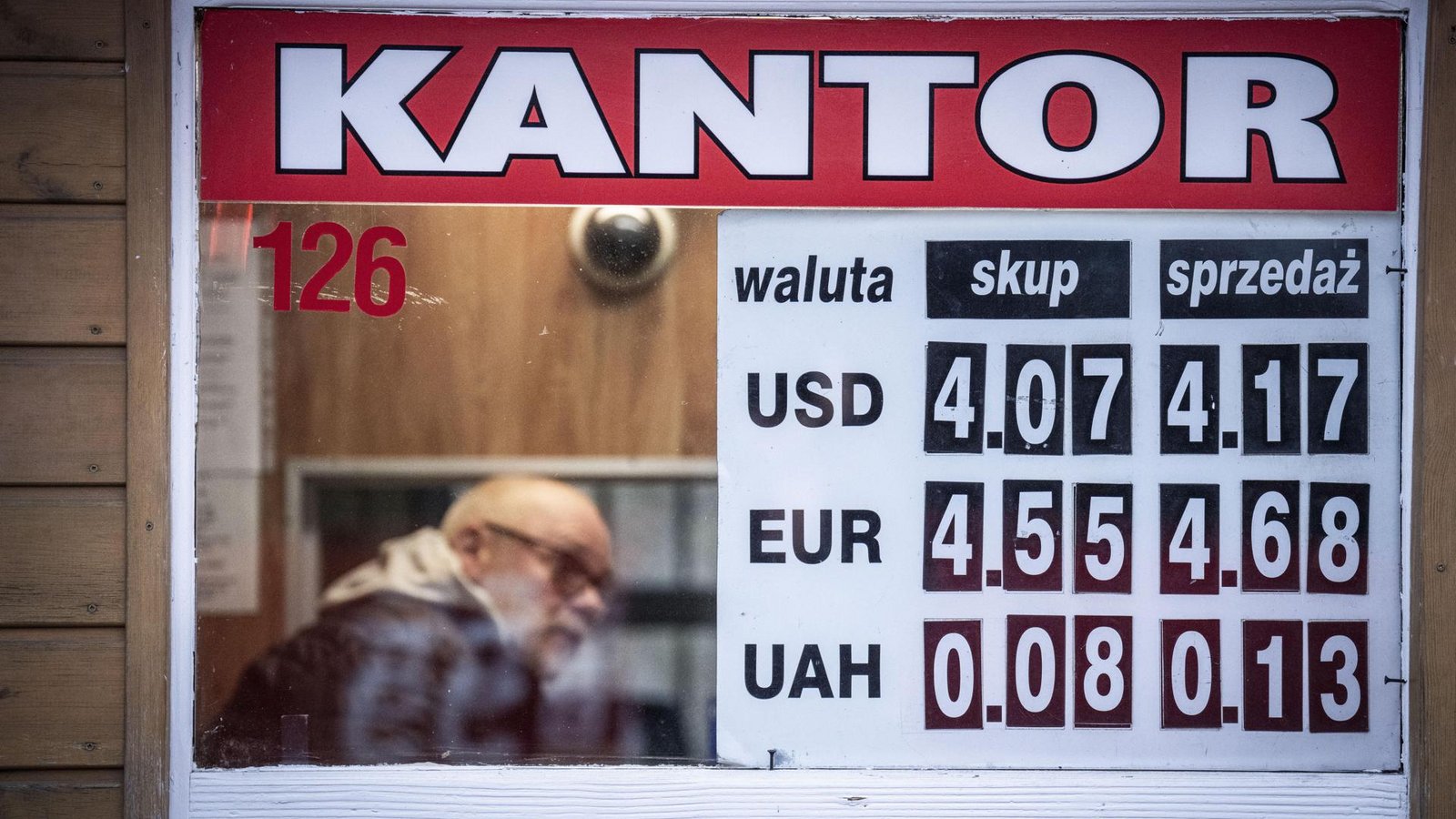 Eine Wechselstube in der polnischen Grenzstadt Medyka – doch, dass die geflüchteten Ukrainer ihr Geld einfach so in eine andere Währung umtauschen können, ist längst nicht mehr Usus. Vielfach gibt es dabei Probleme.Foto: Kappeler
