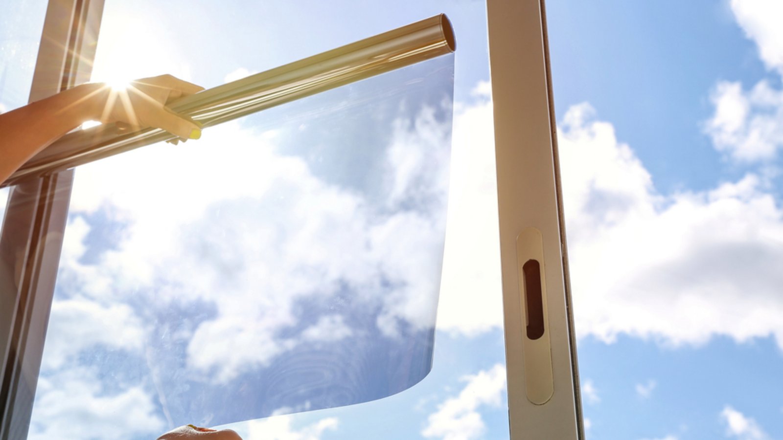 Eine Sonnenschutzfolie kann gegen die Hitze helfen.Foto: Petr Smagin / shutterstock.com Eine Sonnenschutzfolie kann gegen die Hitze helfen.Foto: Petr Smagin / shutterstock.com