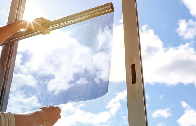 Eine Sonnenschutzfolie kann gegen die Hitze helfen.<span class='image-autor'>Foto: Petr Smagin / shutterstock.com</span>
