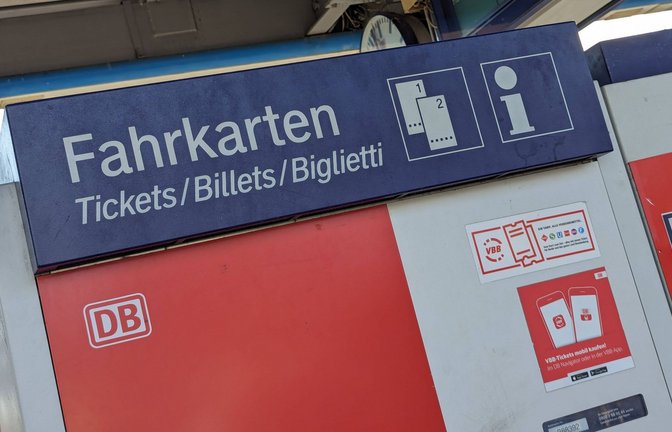 Die Unbekannten hinterließen erhebliche Schäden am Automaten, als sie versuchten, ihn aufzubrechen (Symbolbild).<span class='image-autor'>Foto: IMAGO/CHROMORANGE/Marcel Ibold</span>