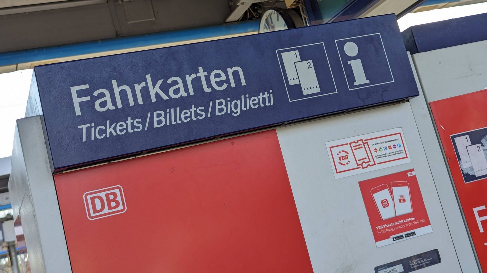 Die Unbekannten hinterließen erhebliche Schäden am Automaten, als sie versuchten, ihn aufzubrechen (Symbolbild).Foto: IMAGO/CHROMORANGE/Marcel Ibold Die Unbekannten hinterließen erhebliche Schäden am Automaten, als sie versuchten, ihn aufzubrechen (Symbolbild).Foto: IMAGO/CHROMORANGE/Marcel Ibold