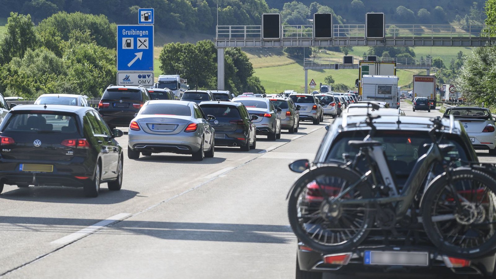 Auf der A8 zwischen Merklingen und Gruibingen drohen zum Start in den Mai lange Staus. (Archivbild)Foto: IMAGO/Bernd Leitner Auf der A8 zwischen Merklingen und Gruibingen drohen zum Start in den Mai lange Staus. (Archivbild)Foto: IMAGO/Bernd Leitner