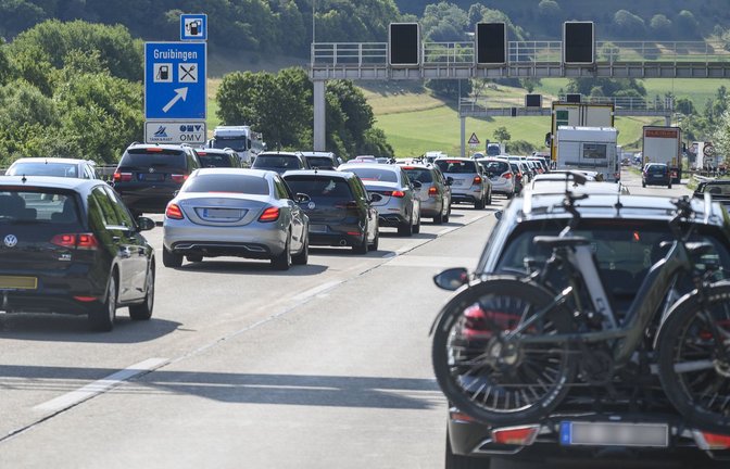Auf der A8 zwischen Merklingen und Gruibingen drohen zum Start in den Mai lange Staus. (Archivbild)<span class='image-autor'>Foto: IMAGO/Bernd Leitner</span>