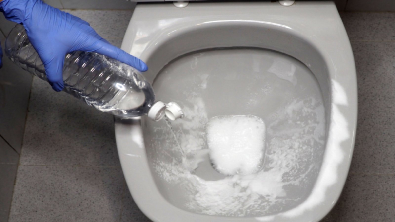 So reinigen Sie das WC mit nur 3 Hausmitteln.Foto: Nick Alias / shutterstock.com