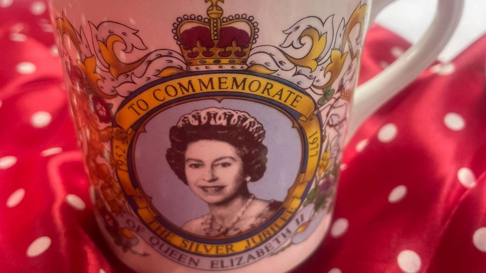 Eine solche Tasse, die an das Silberne Thronjubiläum von Königin Elizabeth II. 1977. erinnert, hat Herzogin Camilla sich zugelegt.Foto: Rebecca English/Daily Mail/PA Media/dpa