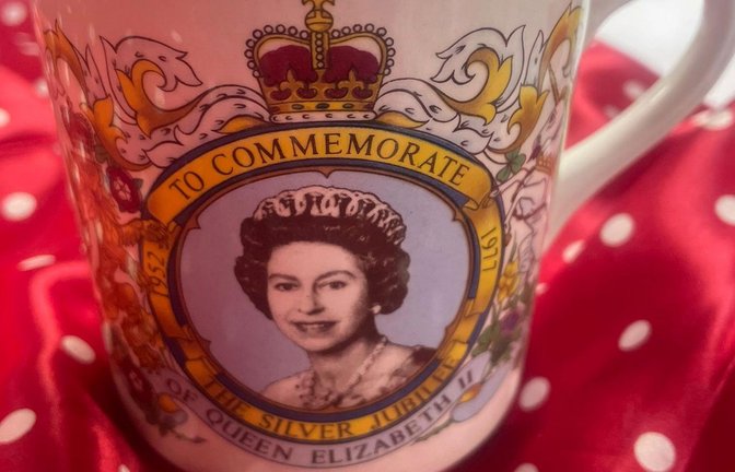 Eine solche Tasse, die an das Silberne Thronjubiläum von Königin Elizabeth II. 1977. erinnert, hat Herzogin Camilla sich zugelegt.<span class='image-autor'>Foto: Rebecca English/Daily Mail/PA Media/dpa</span>