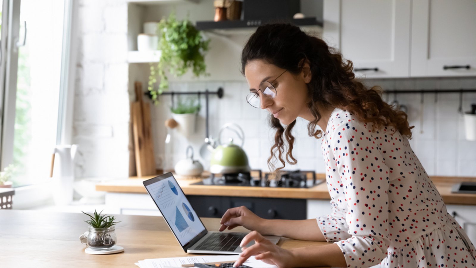 Mit diesen 25 Tipps sparen Sie Energie in der Küche.Foto: fizkes / shutterstock.com