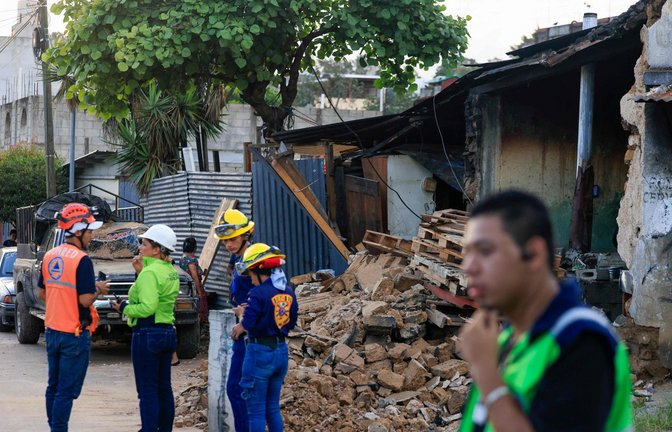 Einsatzkräfte des Zivilschutzes vor einem eingestürzten Haus.<span class='image-autor'>Foto: AFP/STRINGER</span>
