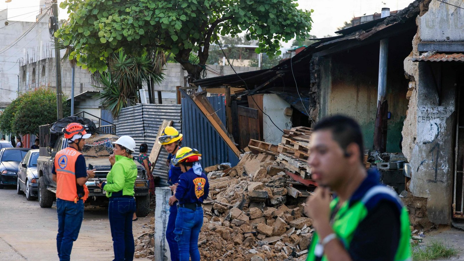 Einsatzkräfte des Zivilschutzes vor einem eingestürzten Haus.Foto: AFP/STRINGER Einsatzkräfte des Zivilschutzes vor einem eingestürzten Haus.Foto: AFP/STRINGER
