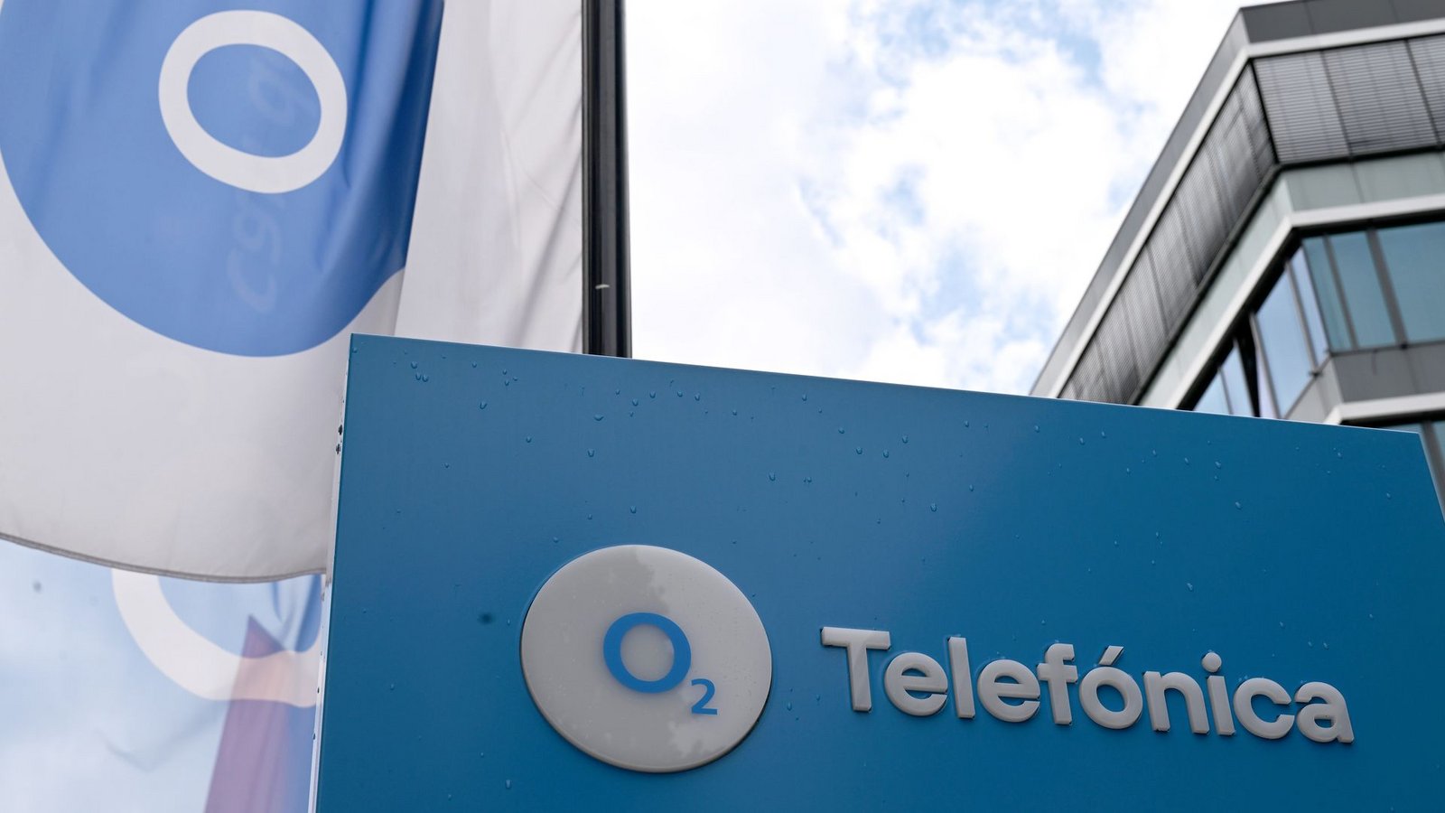 Das O2-Logo samt Fahnen ist vor dem Düsseldorfer Standort der Firma zu sehen - früher war in dem Gebäude die E-Plus-Zentrale, 2014 schluckte O2 den Wettbewerber.Foto: Wolf von Dewitz/dpa Das O2-Logo samt Fahnen ist vor dem Düsseldorfer Standort der Firma zu sehen - früher war in dem Gebäude die E-Plus-Zentrale, 2014 schluckte O2 den Wettbewerber.Foto: Wolf von Dewitz/dpa