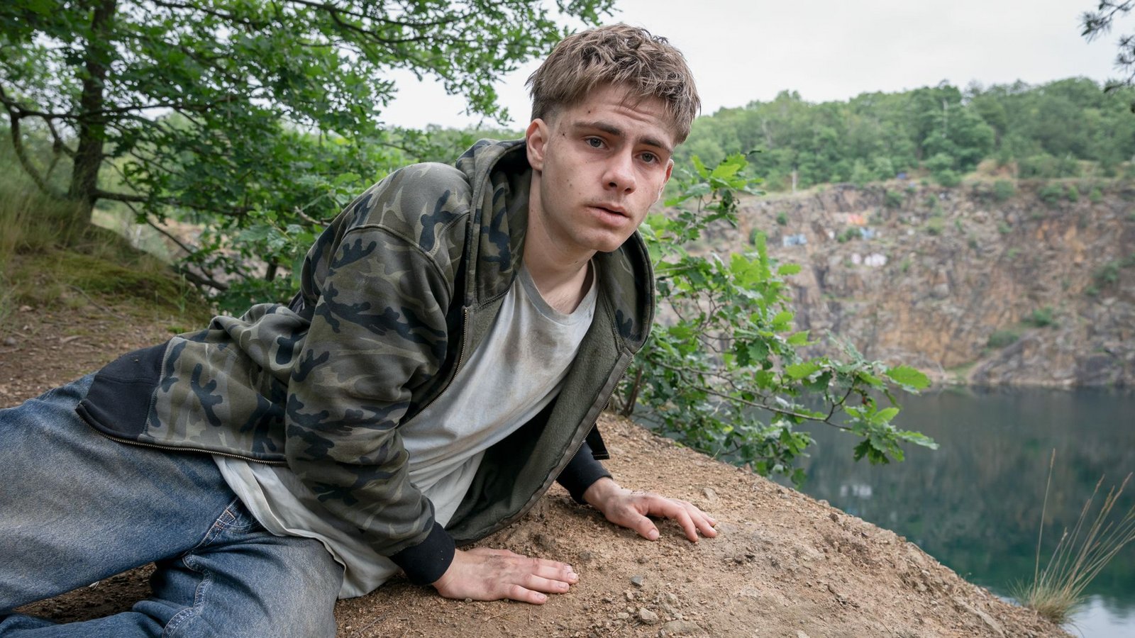 Ein Verdächtiger, wie aus dem Bilderbuch: Pascal Schadt (Florian Geißelmann) wacht benebelt auf, nachdem er und Lilly am Abend zuvor aus ihrem Kinderheim geflohen sind.Foto: MDR/MadeFor Film/Steffen Junghan Ein Verdächtiger, wie aus dem Bilderbuch: Pascal Schadt (Florian Geißelmann) wacht benebelt auf, nachdem er und Lilly am Abend zuvor aus ihrem Kinderheim geflohen sind.Foto: MDR/MadeFor Film/Steffen Junghan