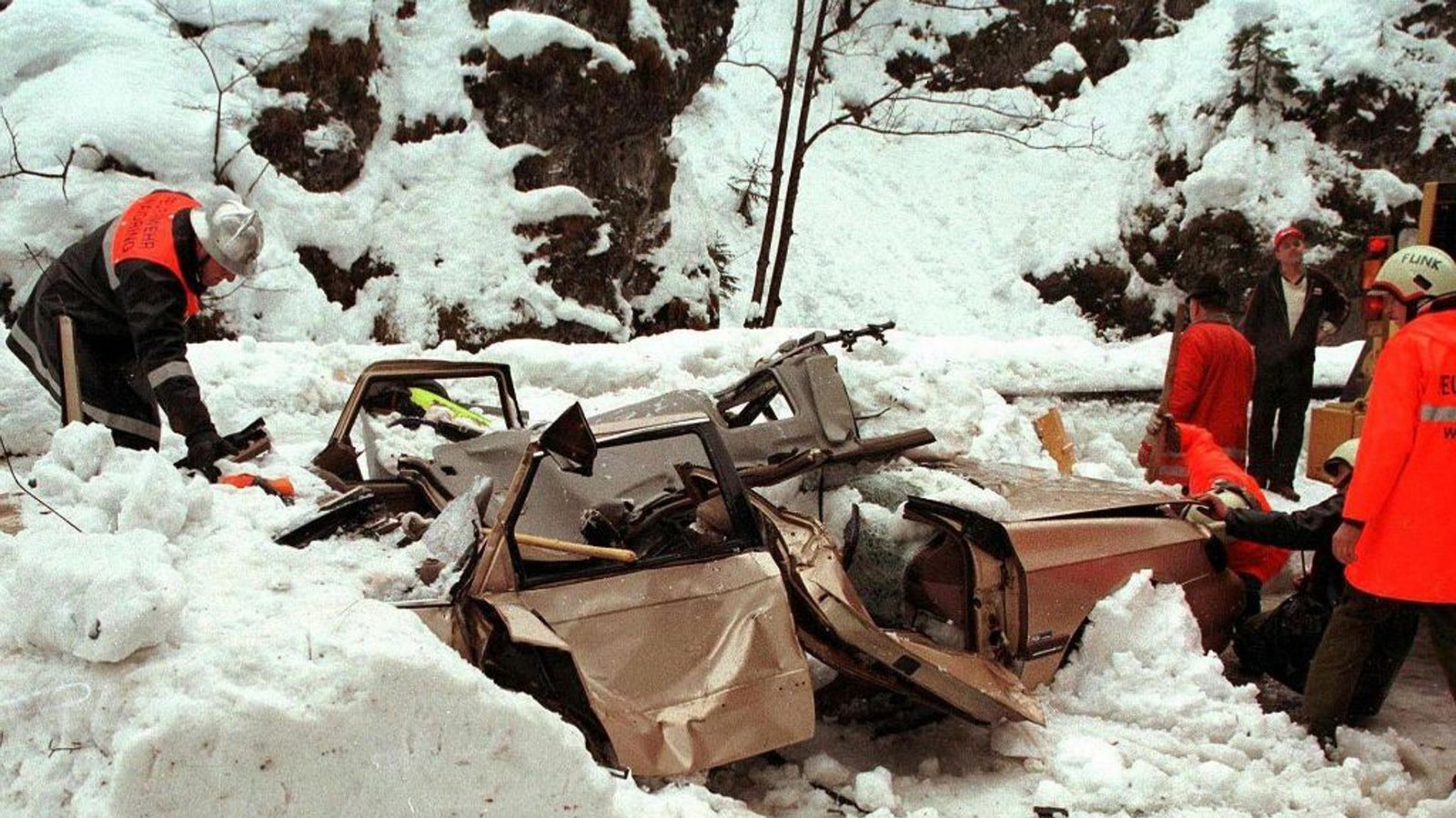 1999/2000: Die drei verheerendsten Lawinenniedergänge waren in diesem Winter in Chamonix/Montroc (Frankreich) mit zwölf, Evolène (Schweiz) mit zwölf . . .Foto: dpa 1999/2000: Die drei verheerendsten Lawinenniedergänge waren in diesem Winter in Chamonix/Montroc (Frankreich) mit zwölf, Evolène (Schweiz) mit zwölf . . .Foto: dpa