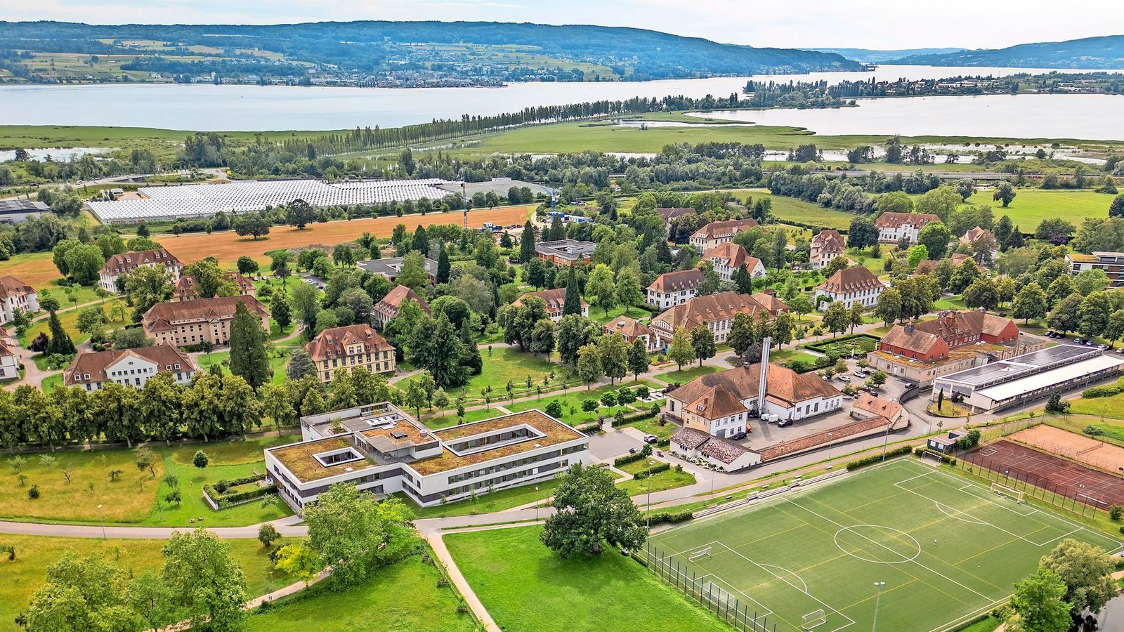 Noch in der Kaiserzeit wurde das heutige Zentrum für Psychiatrie (im Vordergrund) gegründet.  Die schmale Zunge hinten rechts ist die Insel Reichenau.Foto: ZfP Reichenau