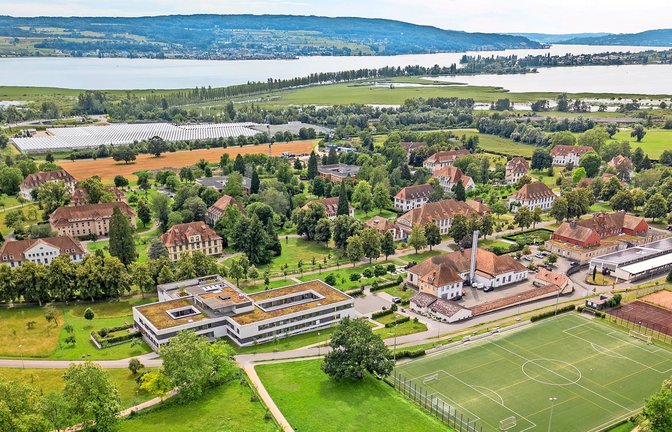 Noch in der Kaiserzeit wurde das heutige Zentrum für Psychiatrie (im Vordergrund) gegründet.  Die schmale Zunge hinten rechts ist die Insel Reichenau.<span class='image-autor'>Foto: ZfP Reichenau</span>
