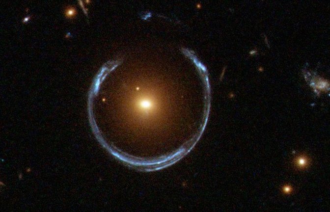 Im Zentrum dieses seltenen Einsteinrings liegt die extrem massereiche Galaxie LRG 3-757. In ihrem Zentrum haben Astronomen jetzt das massereichste je entdeckte Schwarze Loch nachgewiesen.<span class='image-autor'>Foto: © Nasa/Esa</span>