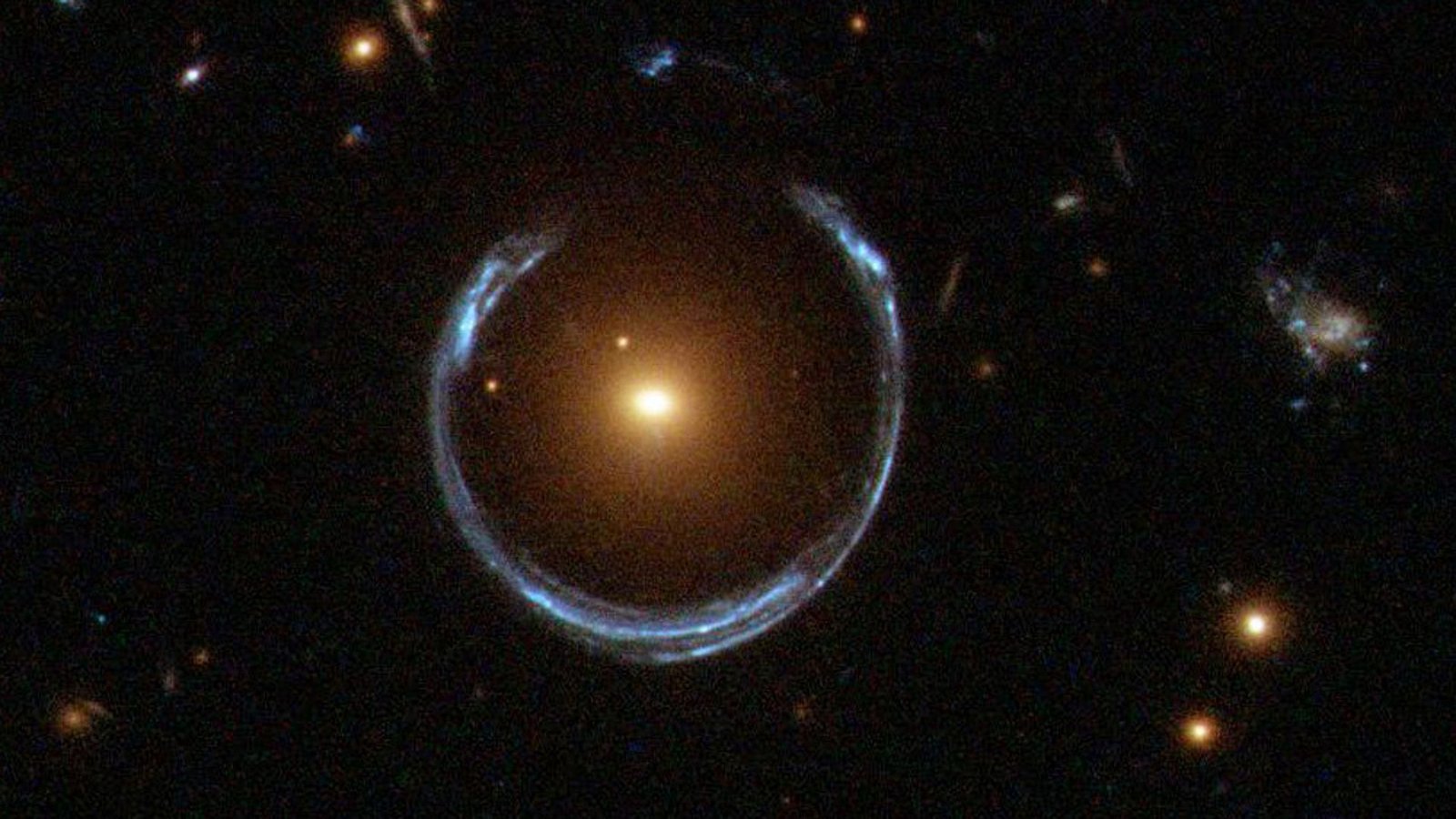 Im Zentrum dieses seltenen Einsteinrings liegt die extrem massereiche Galaxie LRG 3-757. In ihrem Zentrum haben Astronomen jetzt das massereichste je entdeckte Schwarze Loch nachgewiesen.Foto: © Nasa/Esa