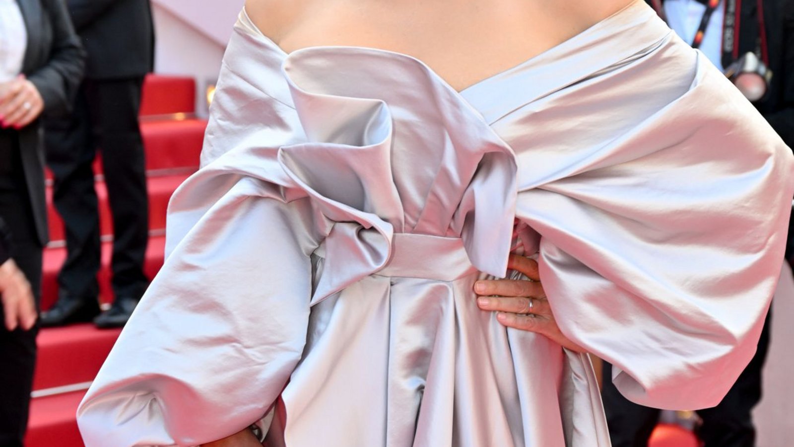 Silbergrau drapiert – die deutsche Schauspielerin Veronica Ferres trug ein Kleid der italienischen Modemacher Fovari.Foto: dpa/L.Urman