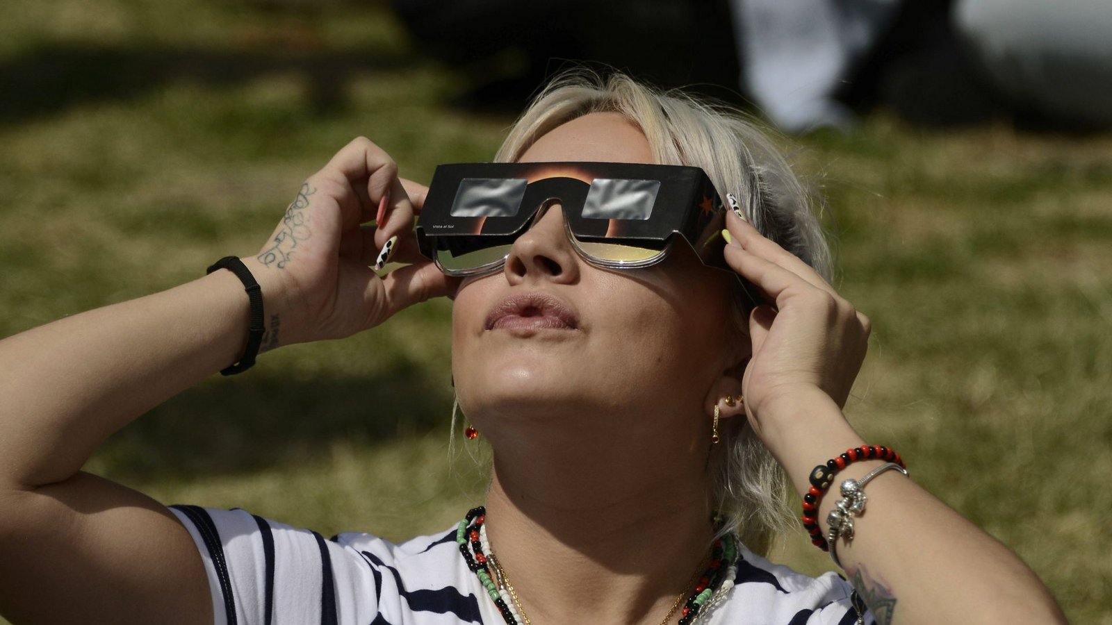 Ein ungeschützter Blick kann in kürzester Zeit die Netzhaut schädigen, deshalb werden spezielle UV-Brillen empfohlen.Foto: IMAGO/Eyepix Group/IMAGO/Carlos Tischler/ Eyepix Group Ein ungeschützter Blick kann in kürzester Zeit die Netzhaut schädigen, deshalb werden spezielle UV-Brillen empfohlen.Foto: IMAGO/Eyepix Group/IMAGO/Carlos Tischler/ Eyepix Group
