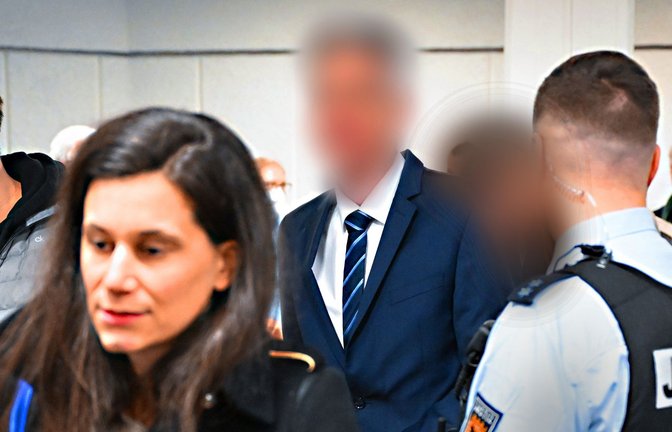 Der Angeklagte und eine der Verteidigerinnen in seinem Team<span class='image-autor'>Foto: dpa/Bernd Weißbrod</span>