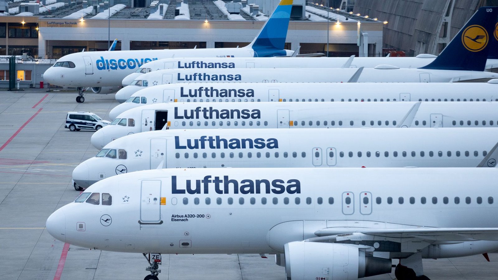 Stehen am Freitag wieder zahlreiche Lufthansa-Jets still?Foto: Lando Hass/dpa