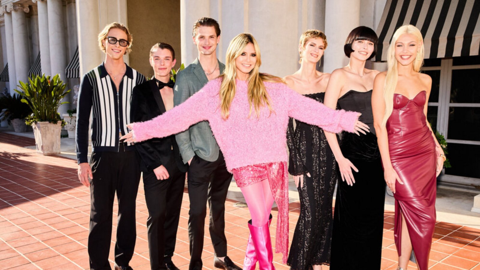 Heidi Klum mit den Finalisten Moritz, Jannik, Pierre, Zoe, Magdalena und Daniela (v.l.)Foto: ProSieben/Max Montgomery