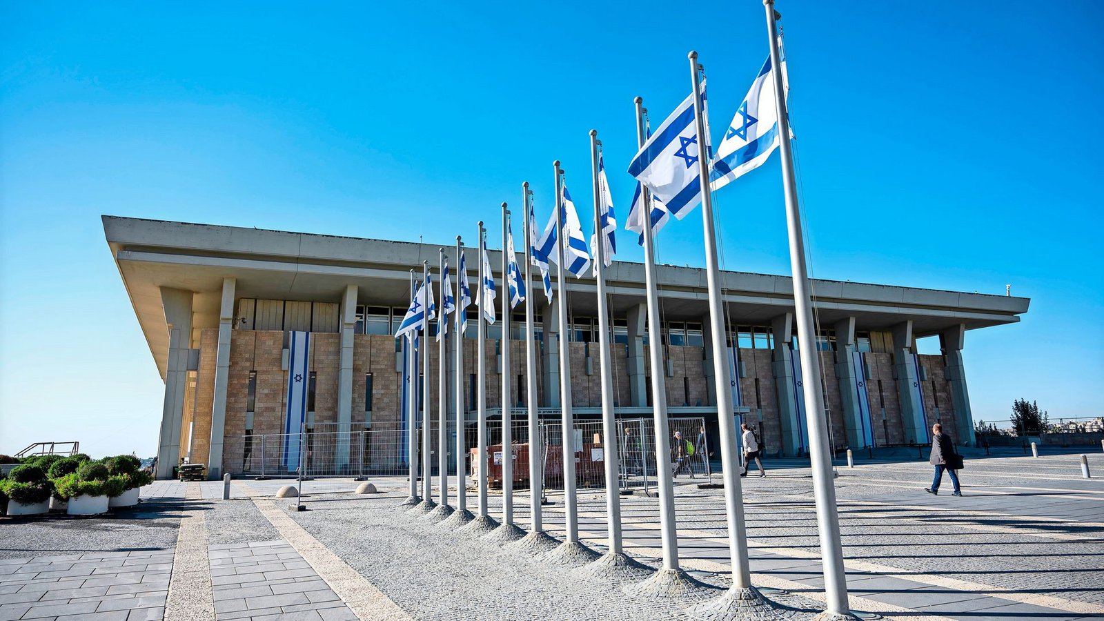 Israelische Fahnen wehen vor der Knesset, dem Einkammerparlament des Staates Israel. (Archivbild)Foto: Christophe Gateau/dpa/Christophe Gateau Israelische Fahnen wehen vor der Knesset, dem Einkammerparlament des Staates Israel. (Archivbild)Foto: Christophe Gateau/dpa/Christophe Gateau