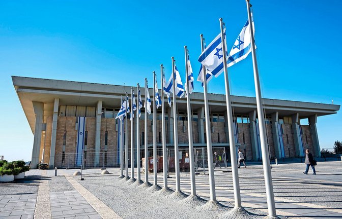 Israelische Fahnen wehen vor der Knesset, dem Einkammerparlament des Staates Israel. (Archivbild)<span class='image-autor'>Foto: Christophe Gateau/dpa/Christophe Gateau</span>