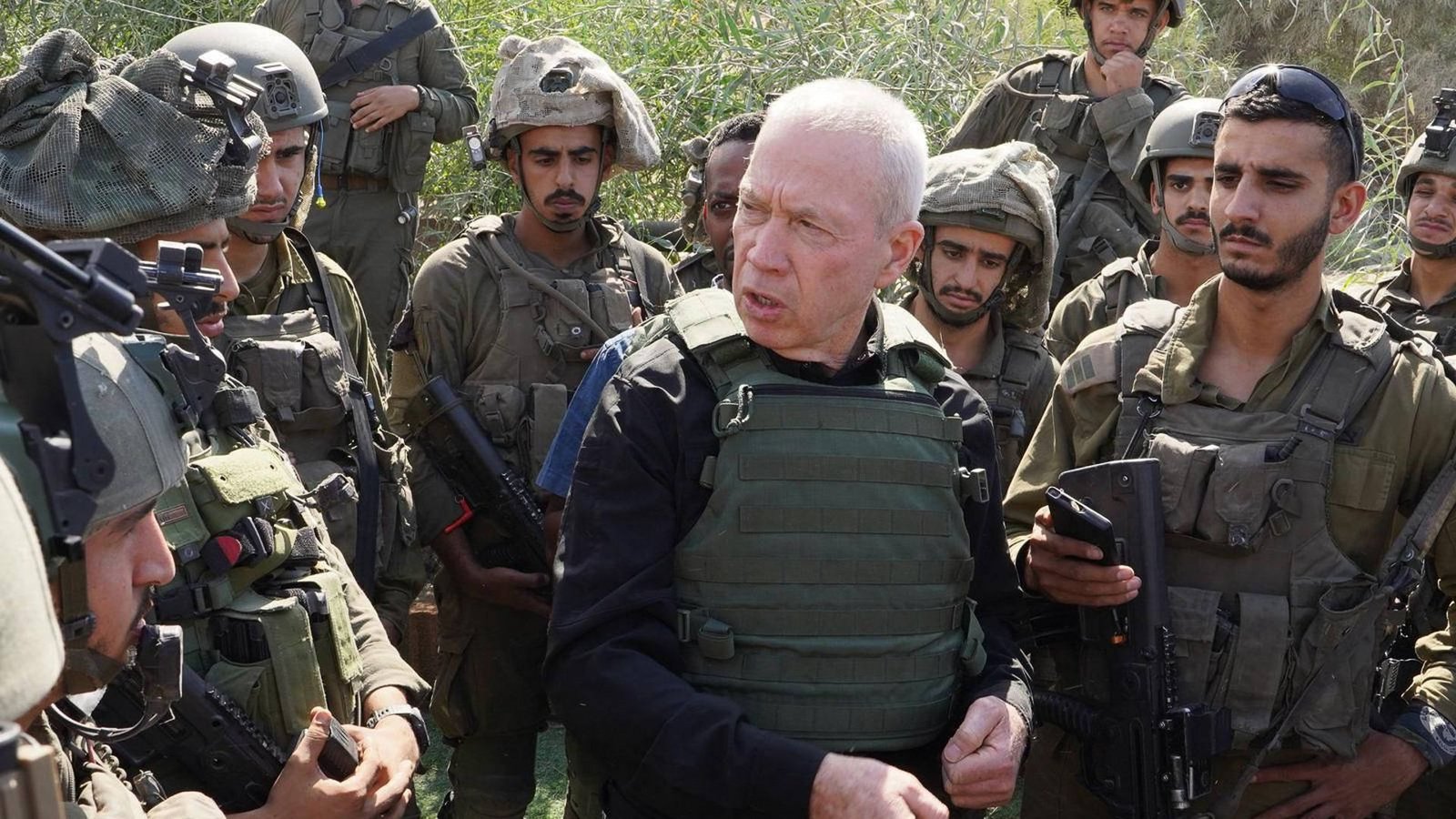 Israels Verteidigungsminister Yoav Gallant im Gespräche mit den im Gazastreifen stationierten Soldaten (Archivfoto).Foto: IMAGO/ZUMA Wire/IMAGO/Ariel Hermoni/Israel Mod Israels Verteidigungsminister Yoav Gallant im Gespräche mit den im Gazastreifen stationierten Soldaten (Archivfoto).Foto: IMAGO/ZUMA Wire/IMAGO/Ariel Hermoni/Israel Mod