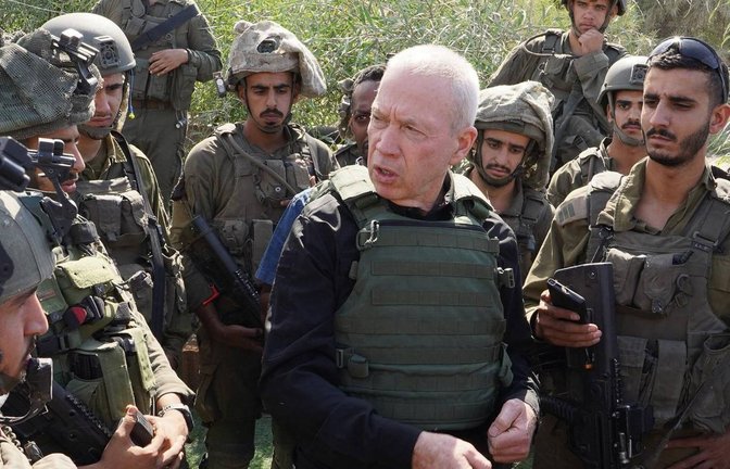 Israels Verteidigungsminister Yoav Gallant im Gespräche mit den im Gazastreifen stationierten Soldaten (Archivfoto).<span class='image-autor'>Foto: IMAGO/ZUMA Wire/IMAGO/Ariel Hermoni/Israel Mod</span>