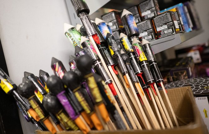 Beim Kauf von Raketen und Böllern sollte man auf ein paar Dinge achten. (Symbolbild)<span class='image-autor'>Foto: dpa/Sebastian Gollnow</span>