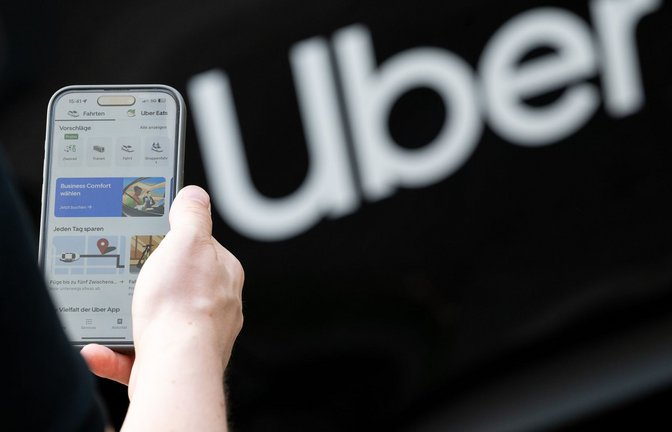 Uber führt in Deutschland eine neue In-App-Funktion ein, die es Fahrgästen erlaubt, während der Fahrt den Ton im Fahrzeug aufzuzeichnen. (Symbolbild)<span class='image-autor'>Foto: Sebastian Gollnow/dpa</span>
