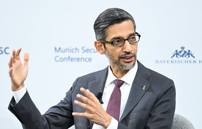 Google-Chef Sundar Pichai nimmt an der Münchner Sicherheitskonferenz teil. Tech-Giganten haben ein Abkommen gegen Wahlmanipulationen durch Künstliche Intelligenz geschlossen.<span class='image-autor'>Foto: Tobias Hase/dpa</span>