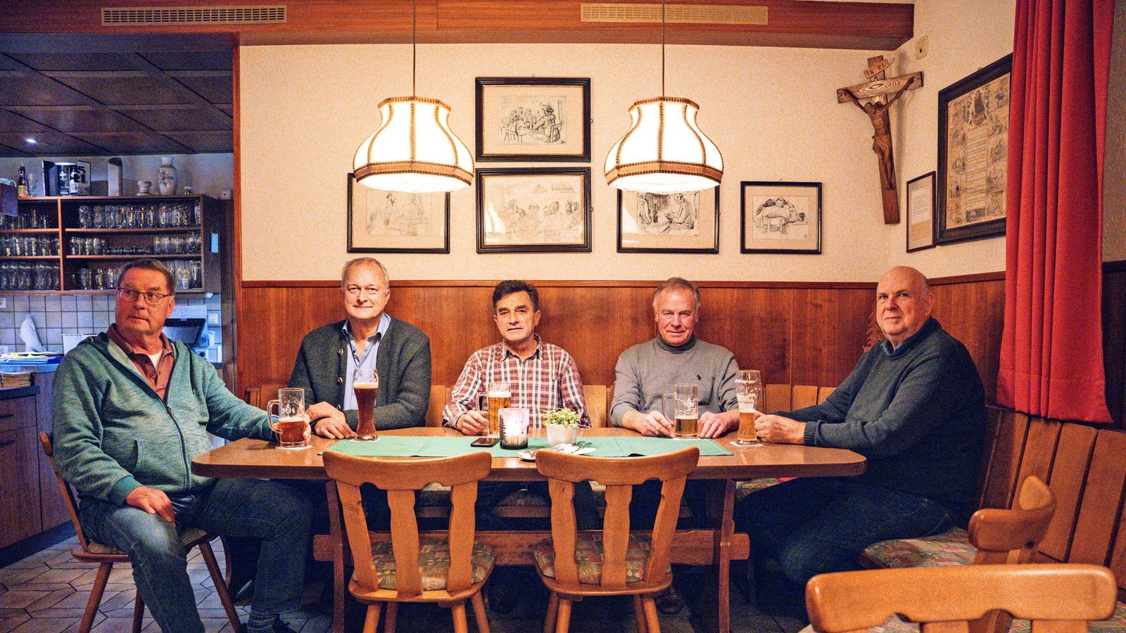Seit Jahrzehnten treffen sich Ulrich Kley, Roman Geiselhart, Franz Müller, Paul Müller und Franz Schmid (von links) zum Stammtisch in der Wirtschaft von Bichishausen.Foto: sichtlichmensch/Andy Reiner Seit Jahrzehnten treffen sich Ulrich Kley, Roman Geiselhart, Franz Müller, Paul Müller und Franz Schmid (von links) zum Stammtisch in der Wirtschaft von Bichishausen.Foto: sichtlichmensch/Andy Reiner