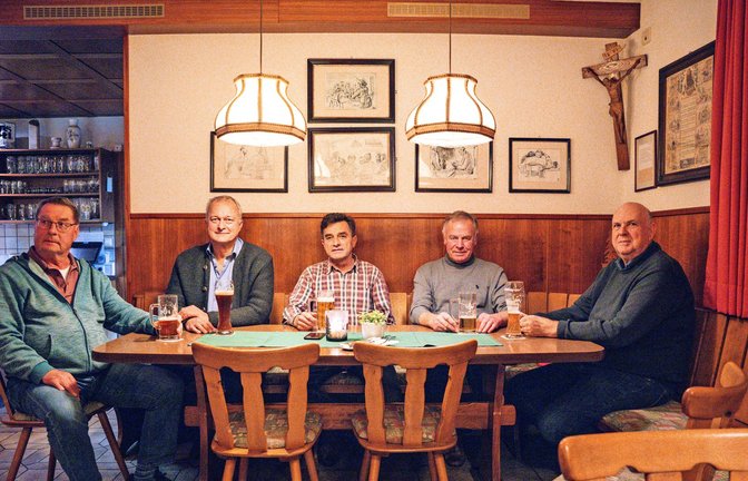Seit Jahrzehnten treffen sich  Ulrich Kley,  Roman Geiselhart, Franz Müller,  Paul Müller und  Franz Schmid  (von links)  zum Stammtisch in der Wirtschaft von Bichishausen.<span class='image-autor'>Foto: sichtlichmensch/Andy Reiner</span>
