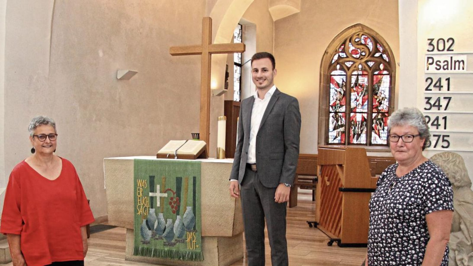 Große Freude über die große Spende: Pfarrerin Annette Zeuner (l.) und Andrea Hrdina vom Kirchengemeinderat mit Thomas Hientz von der SML Car Group in der Michaelskirche. Foto: Rieger Große Freude über die große Spende: Pfarrerin Annette Zeuner (l.) und Andrea Hrdina vom Kirchengemeinderat mit Thomas Hientz von der SML Car Group in der Michaelskirche. Foto: Rieger