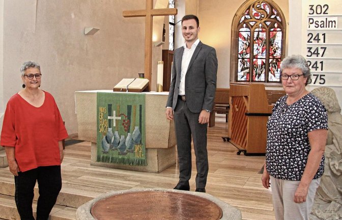 Große Freude über die große Spende: Pfarrerin Annette Zeuner (l.) und Andrea Hrdina vom Kirchengemeinderat mit Thomas Hientz von der SML Car Group in der Michaelskirche. Foto: Rieger