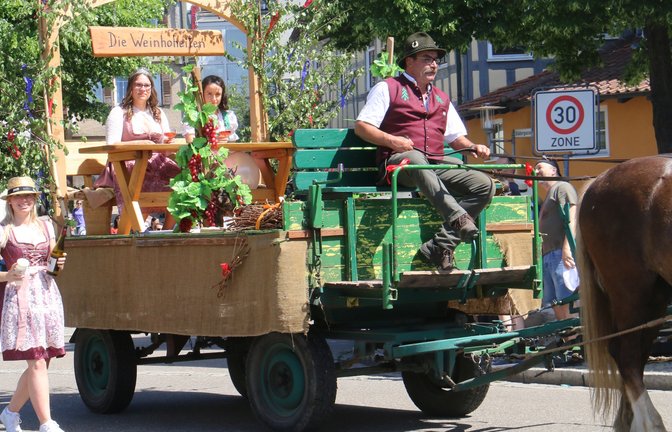 Die Weinhoheiten dürfen am Festzug weiterhin Wein ausschenken. Ansonsten soll aus Sicherheitsgründen über ein erneutes Alkoholverbot für Umzugsteilnehmer nachdedacht werden. Archivfoto: VKZ/Rücker